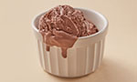 Um pote com sorvete de chocolate.