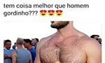 Print do Twitter. Texto diz "tem coisa melhor que homem gordinho???" e três emojis com olhos de coração. Foto do corpo de um homem branco sem camiseta. No fundo pessoas conversando em roda.