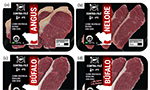 Composição: quatro imagens dispostas em 2x2. Diferentes embalagens plástico ou isopor com fatias de carne congelada, como as vendidas em supermercados. Na embalagem os textos "contra-filé", "carne resfriada bovina", "sem osso", a figura vetorizada de um boi, selo de qualidade e outras informações pequenas. Nas quatro embalagens, cada uma diz um tipo de carne: nas duas de cima, angus e nelore; nas duas de baixo, búfalo. Cada imagem tem uma letra (a, b, c, d).
