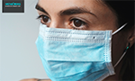 Composição. No fundo, foto do rosto de uma mulher usando máscara de produteção contra o corona vírus. No canto esquerdo superior, logo do Memórias do Instituto Oswando Cruz. Na parte inferior, "Surtos da COVID-19 em embarcações".