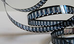 Foto de um rolo de filme em espiral. Fundo claro.