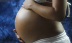 Barriga de uma mulher negra grávida