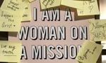 Poster de fundo rosa com a frase em inglês "I am a woman on a mission to..." e cercado por vários post-its contendo mensagens de positividade.
