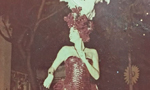 Fotografia antiga da década de 1970 mostrando Waldirene sambando com trajes de passista no carnaval.