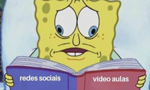 Ilustração do personagem Bob Esponja, uma esponja antropomórfica de cor amarela com buracos característicos, usando um pijama. Ele está deitado em uma cama, segurando um livro aberto cuja capa é dividida em duas cores distintas. No lado violeta da capa, lê-se "redes sociais", enquanto no lado bordô está escrito "vídeo-aulas". Bob Esponja está com um olho virado para cada lado da capa, indicando sua atenção dividida entre os dois temas.