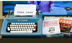 Máquina de escrever azul posicionada sobre uma mesa de madeira, com uma folha de papel inserida onde se lê "Fake News" em letras destacadas. Ao lado da máquina, repousam dois livros com capas que abordam os temas de fake news e desinformação, ambos sobrepostos a um jornal dobrado. Ao fundo, contra a parede, uma televisão ligada exibe um telejornal.