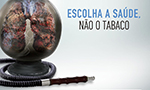 Flyer de uma campanha contra o uso de cigarros, promovida pelo Instituto Nacional de Câncer (INCA). Na imagem, há um narguilé à frente de um fundo cinza gradiente. Dentro do aparelho há um pulmão deteriorado em detrimento do uso de tabaco. Ao lado do narguilé constam as inscrições “Não deixe o tabaco tirar seu fôlego. Escolha a saúde. Não o tabaco”. Na base do flyer estão diversos logos das instituições e organizações envolvidas na campanha.