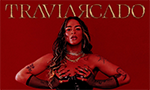 Capa do álbum “Traviarcado” de Bixarte. Na imagem, Bixarte, uma pessoa de cabelos longos, posa diante de um fundo vermelho vinho, vestindo uma roupa preta e joias. Na parte superior, consta o título do álbum em letras douradas.