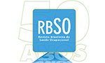 Logo comemorativo dos 50 anos da Revista Brasileira de Saúde Ocupacional. O design apresenta o acrônimo e o nome do periódico em branco, posicionados dentro de uma caixa azul com bordas arredondadas e um sutil brilho dourado ao redor. Logo atrás, sobre um fundo branco, está escrito "50 anos", em dourado.