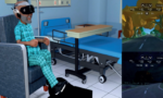 Imagem de um paciente sentado em uma poltrona, utilizando óculos de realidade virtual. Ao lado direito, temos a reprodução do que é visto através dos óculos: a visão em primeira pessoa de uma estrada de manhã e de noite