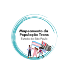 Logo do Mapeamento da População Trans do Estado de São Paulo. O título e as três figuras representando pessoas (da esquerda para direita: um homem com a bandeira da transexualidade nos ombros, uma mulher segurando a mesma bandeira em um mastro e outra mulher com essa bandeira nos ombors e segurando a bandeira do Estado de São Paulo em um mastro) estão envoltos de um círculo de tinta azul