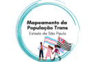 Logo do Mapeamento da População Trans do Estado de São Paulo. O título e as três figuras representando pessoas (da esquerda para direita: um homem com a bandeira da transexualidade nos ombros, uma mulher segurando a mesma bandeira em um mastro e outra mulher com essa bandeira nos ombors e segurando a bandeira do Estado de São Paulo em um mastro) estão envoltos de um círculo de tinta azul